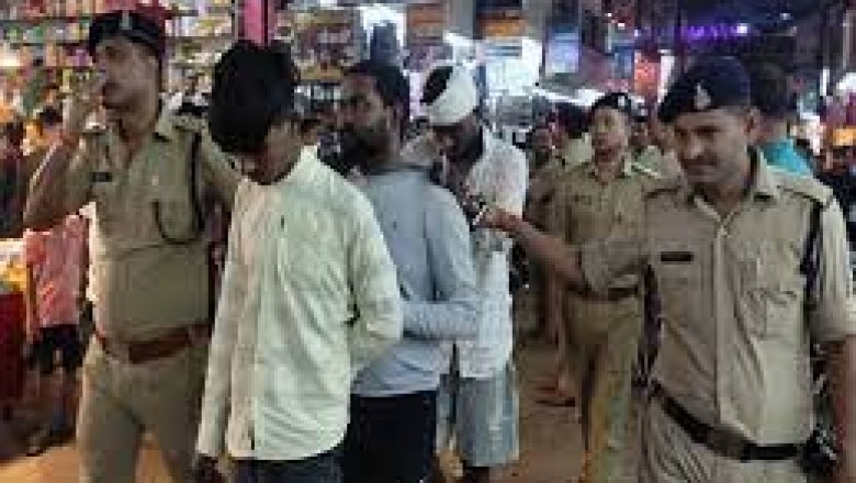 गणेश विसर्जन : डंडे बरसाते हुए निकाला गया हत्या के आरोपियों का जुलूस