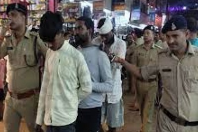 गणेश विसर्जन : डंडे बरसाते हुए निकाला गया हत्या के आरोपियों का जुलूस