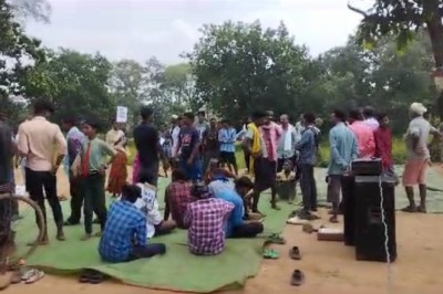 मोहला-मानपुर. कंडम सड़क को लेकर ग्रामीणों का गुस्सा फूटा नेशनल हाईवे पर किया चक्काजाम
