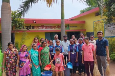 शासकीय पूर्व माध्यमिक शाला मोखला में चलाया स्वच्छता अभियान