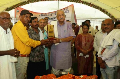 स्वक्षता के क्षेत्र में उत्कृष्ट प्रदर्शन करने वाले 13 ग्राम पंचायतो को पंचयात एवं ग्रामीण विकास मंत्री  रविन्द्र चौबे ने किया सम्मानित