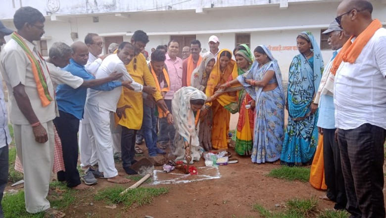 भाजपा विधायक  प्रत्याशी गीता घासी साहू ने किया....कलडबरी में सी सी रोड निर्माण कार्य का भूमिपूजन....
