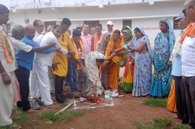 भाजपा विधायक  प्रत्याशी गीता घासी साहू ने किया....कलडबरी में सी सी रोड निर्माण कार्य का भूमिपूजन....