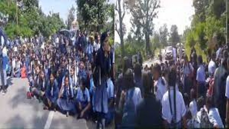 नेशनल हाइवे पर किया चक्काजाम....शिक्षकों की कमी से स्वामी आत्मानंद स्कूल के बच्चों में नाराजगी....