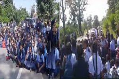 नेशनल हाइवे पर किया चक्काजाम....शिक्षकों की कमी से स्वामी आत्मानंद स्कूल के बच्चों में नाराजगी....