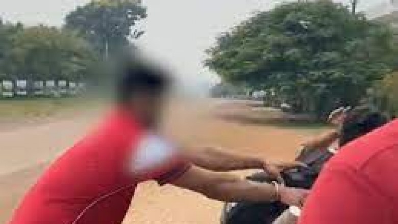 कलिंगा यूनिवर्सिटी में फ्रेशर पार्टी को लेकर छात्र की पिटाई....पहले वॉट्सऐप ग्रुप में बहस...फिर मिलकर स्टूडेंट्स ने लात-घूंसों से पीटा....