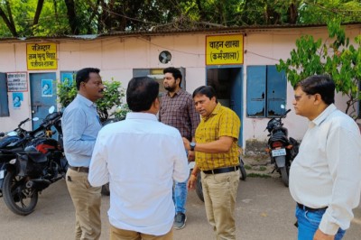 आचार संहिता लगते ही आयुक्त लोकेश चन्द्राकर हुए अलर्ट....आयुक्त ने निगम कार्यलय का किया निरीक्षण.....सरकार की उपलब्धियों को दर्शाने वाले बैनर....