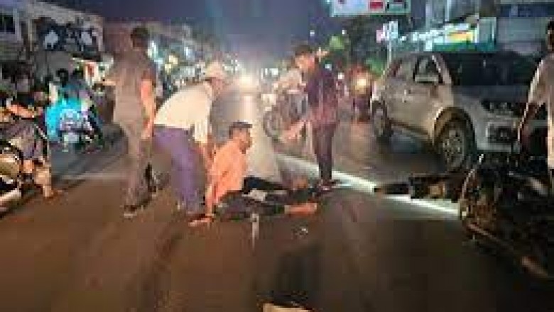 कांग्रेस जिलाध्यक्ष ने सड़क पर कराया ड्रोन शो : बैरिकेट्स से टकराकर गिरा बाइक सवार....गंभीर रूप से घायल....