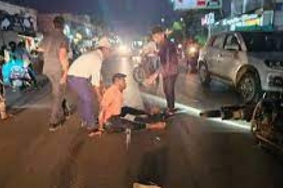कांग्रेस जिलाध्यक्ष ने सड़क पर कराया ड्रोन शो : बैरिकेट्स से टकराकर गिरा बाइक सवार....गंभीर रूप से घायल....