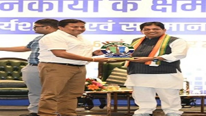 नगरीय प्रशासन मंत्री शिवकुमार डहरिया द्वारा निगम को उत्कृष्ट कार्य के लिए....प्रथम पुरस्कार से सम्मानित किया....