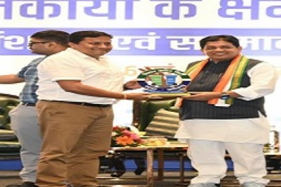 नगरीय प्रशासन मंत्री शिवकुमार डहरिया द्वारा निगम को उत्कृष्ट कार्य के लिए....प्रथम पुरस्कार से सम्मानित किया....