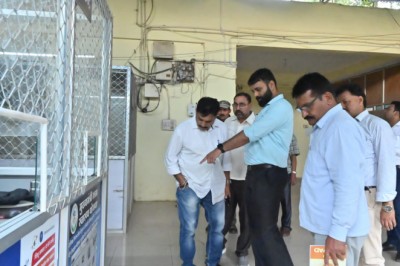 आचार संहिता का पालन कराने फील्ड में उतरे निगम आयुक्त....भिलाई निगम के सभी कार्यालयों सहित निगम क्षेत्र का निरीक्षण कर उतरवाये बैनर पोस्टर....