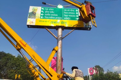 शहर से उतरने लेगें राजनीतिक दलों के बैनर,पोस्टर,फ्लैक्स....को निगम की टीम ने घूम-घूम कर निकाला....