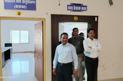 कलेक्टर एवं ज़िला निर्वाचन अधिकारी एल्मा ने....निर्वाचन व्यय अनुवीक्षण व मीडिया प्रमाणन एवं अनुवीक्षण समिति कक्ष का किया निरीक्षण.....