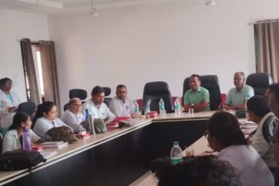 कलेक्टर एल्मा ने बेरला भ्रमण के दौरान ली स्वास्थ्य अमले की  बैठक....आनंदगांव  स्वास्थ्य केंद्र का किया निरीक्षण....