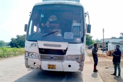 कल्लूबंजारी फोरेस्ट चेक पोस्ट में वाहन सहित साड़ी कपड़ा से भरे 107 प्लास्टिक की बोरी जप्त.....