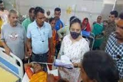पं.प्रदीप मिश्रा की चल रही थी कथा....शिवमहापुराण से लौट रही ऑटो पेड़ से टकराई.....15 घायल किसी का सिर फटा....