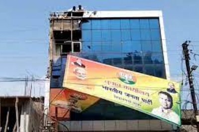 जिला निर्वाचन ने हटाया भाजपा का चुनाव कार्यालय....बिना अनुमति के ऑफिस खोले जाने पर उड़नदस्ता टीम ने की कार्रवाई....
