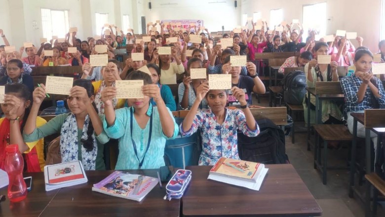 कमला कालेज की छात्राओं ने अभिभावकों को मतदान करने लिया पत्र....मतदाताओं को मतदान के लिए लगातार किया जा रहा जागरूक.....