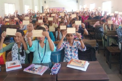 कमला कालेज की छात्राओं ने अभिभावकों को मतदान करने लिया पत्र....मतदाताओं को मतदान के लिए लगातार किया जा रहा जागरूक.....
