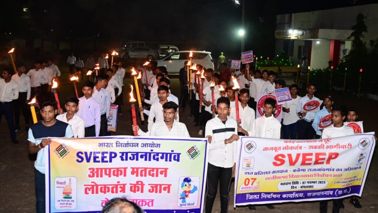 लोकतंत्र को मजबूत करने युवाओं ने निकाली मशाल रैली....छात्रावास के युवाओं ने निष्पक्ष मतदान करने की ली शपथ....