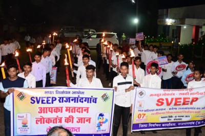 लोकतंत्र को मजबूत करने युवाओं ने निकाली मशाल रैली....छात्रावास के युवाओं ने निष्पक्ष मतदान करने की ली शपथ....