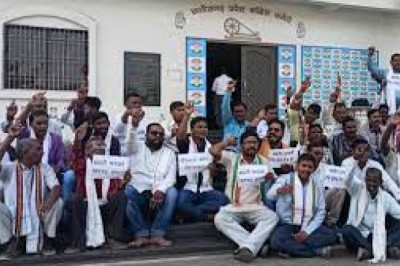 कांग्रेस प्रत्याशी के विरोध में राजीव भवन के सामने कार्यकर्ताओं का प्रदर्शन......कार्यकर्ता कांग्रेस प्रत्याशी शेषराज हरबंश को टिकट दिए जाने का कर रहे मांग…