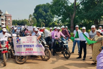 कलेक्टर एल्मा और सीईओ श्रीमती मंडावी ने दिखाई हरी झंडी....मतदाता जागरूकता के लिए जिला पंचायत व जनपद पंचायत कर्मियों ने निकाली बाइक रैली....