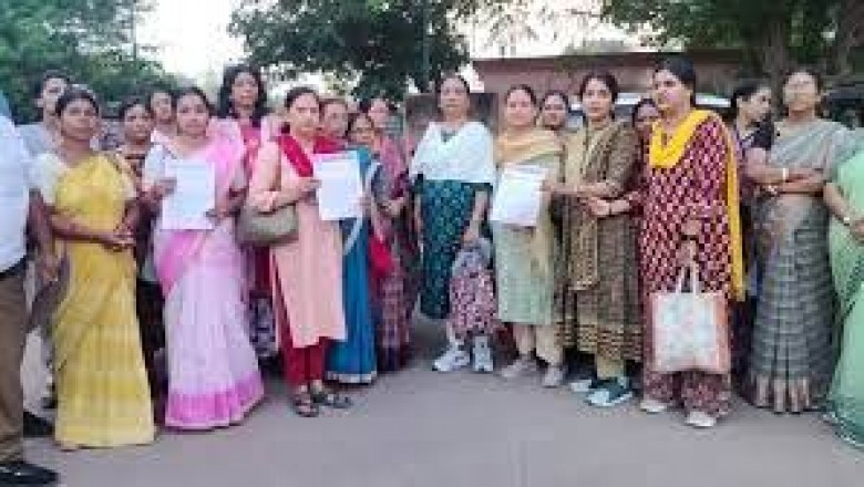 छेड़छाड़ की शिकायत शिक्षिका को अब तक नहीं मिला इंसाफ.....न्याय की गुहार लगाने शासकीय दफ्तर के काट रहे चक्कर....