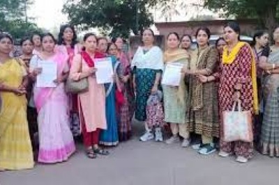 छेड़छाड़ की शिकायत शिक्षिका को अब तक नहीं मिला इंसाफ.....न्याय की गुहार लगाने शासकीय दफ्तर के काट रहे चक्कर....