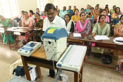 पीठासीन अधिकारी एवं मतदान अधिकारियों का प्रथम प्रशिक्षण बीआईटी कॉलेज में सम्पन्न....ई.व्ही.एम. एवं वीवीपैट के संबंध में दिया गया प्रशिक्षण....