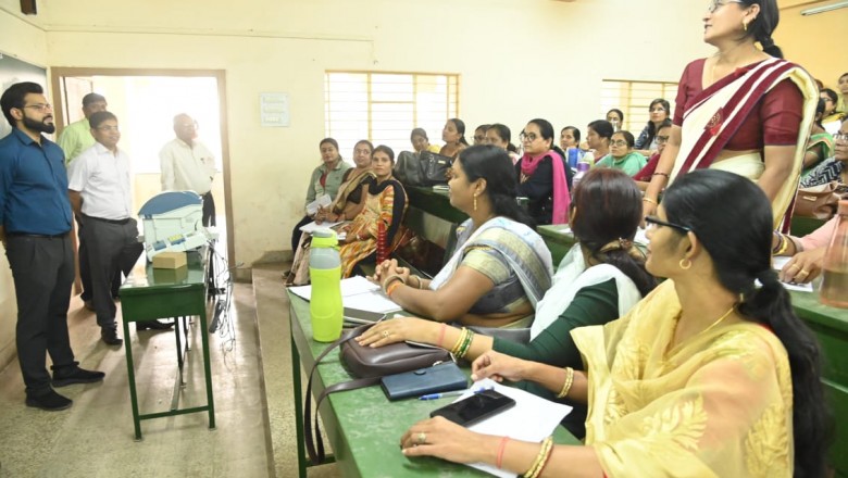 प्रशिक्षण प्राप्त कर रहें मतदान दल अधिकारियों का कलेक्टर ने किया निरीक्षण.....
