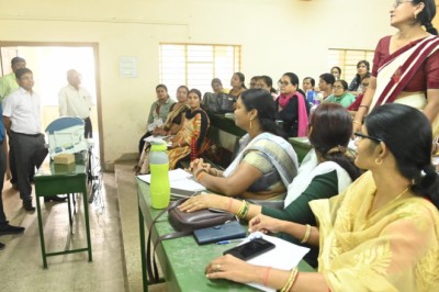 प्रशिक्षण प्राप्त कर रहें मतदान दल अधिकारियों का कलेक्टर ने किया निरीक्षण.....