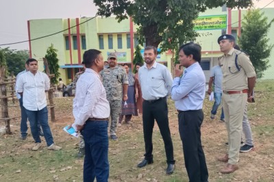 जनरल ऑब्जर्व शकील अहमद....पुलिस ऑब्जर्वर विनोद कुमार एवं व्यय आब्जर्वर विगनेश सक्थीवेल ने स्ट्रांग रूम का किया निरीक्षण.....