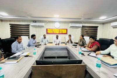 निर्वाचन पर्यवेक्षकों ने निर्वाचन के लिए विभिन्न टीमों के लिए नियुक्त.....सभी अधिकारियों से परिचय प्राप्त कर, दियें आवश्यक निर्देश.....