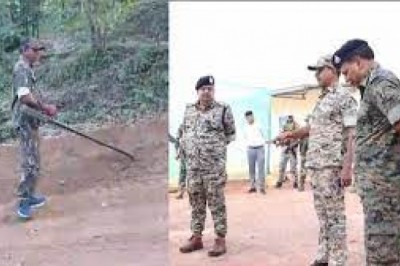 चुनाव को लेकर अलर्ट मोड पर पुलिस प्रशासन....नक्सल प्रभावित क्षेत्रों में निर्माणाधीन सड़क पर की जा रही IED की जांच....
