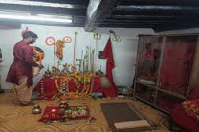 रायपुर का कंकाली मंदिर साल में एक बार खुलता है : विजयादशमी पर होती है पूजा-अर्चना....सुबह से भक्तों की लगी कतार....