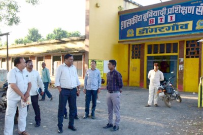 कलेक्टर ने डोंगरगांव विकासखंड के मतदान केन्द्रों का किया निरीक्षण.....
