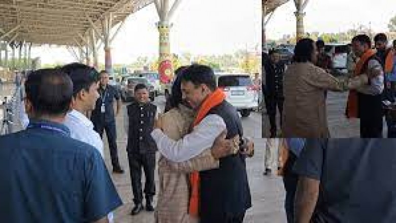 जब एयरपोर्ट पर नंदकुमार साय और केंद्रीय मंत्री ने गले मिलकर लगाए ठहाके….मांडविया ने कहा - जब भी आता हूं आपके बारे में जिक्र होता है ढूंढते हैं आपको…..