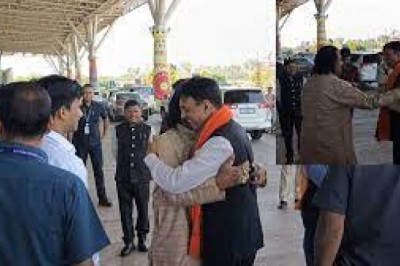 जब एयरपोर्ट पर नंदकुमार साय और केंद्रीय मंत्री ने गले मिलकर लगाए ठहाके….मांडविया ने कहा - जब भी आता हूं आपके बारे में जिक्र होता है ढूंढते हैं आपको…..