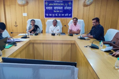निर्वाचन के संबंध में कलेक्टर ने ली सेक्टर ऑफिसर की बैठक....