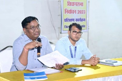 कलेक्टर एवं जिला निर्वाचन अधिकारी ने मतदान सामग्री के वितरण एवं वापसी की पूरी व्यवस्था करने के दिए निर्देश.....