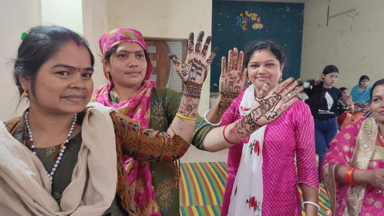 भिलाई में मतदान बूथ का मेहंदी रचाकर महिलाओं ने कहा 17 नवंबर जरूर करे मतदान.....मतदान के प्रति जागरूक करने भिलाई निगम का विभिन्न आयोजन....