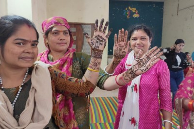 भिलाई में मतदान बूथ का मेहंदी रचाकर महिलाओं ने कहा 17 नवंबर जरूर करे मतदान.....मतदान के प्रति जागरूक करने भिलाई निगम का विभिन्न आयोजन....