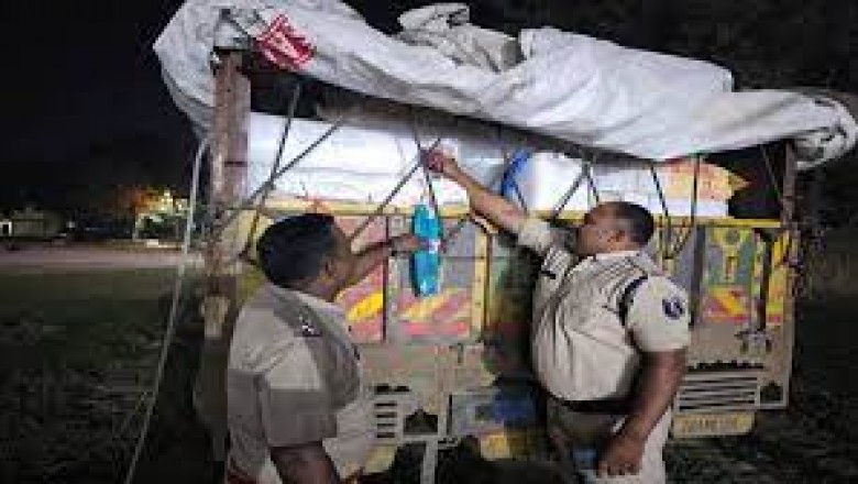 एक्शन मोड में पुलिस : पुलिस ने फिर जब्त किया साड़ियों से भरा ट्रक.....23 लाख की साड़ी के साथ पुलिस ने गाड़ी भी की जब्त....