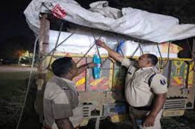 एक्शन मोड में पुलिस : पुलिस ने फिर जब्त किया साड़ियों से भरा ट्रक.....23 लाख की साड़ी के साथ पुलिस ने गाड़ी भी की जब्त....