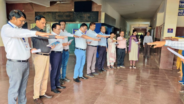 कलेक्टर ने शासकीय अधिकारी-कर्मचारियों को दिलाई राष्ट्रीय एकता की शपथ....