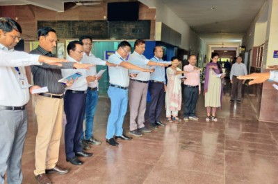 कलेक्टर ने शासकीय अधिकारी-कर्मचारियों को दिलाई राष्ट्रीय एकता की शपथ....