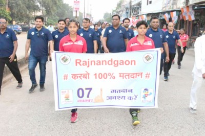 लोकतंत्र के उत्सव में हर वर्ग की सहभागिता सुनिश्चित करने जिला प्रशासन की अनूठी पहल....मतदाता जागरूकता के लिए कलेक्टोरेट स्वीप गार्डन से निकाली गई वाक द सिटी पैदल रैली.