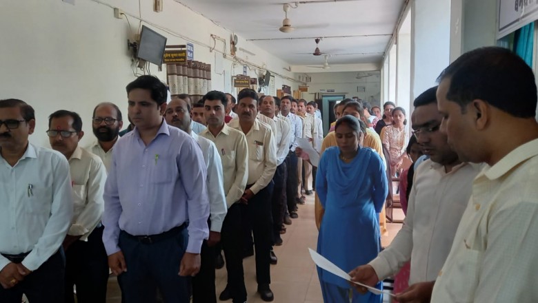 राष्ट्र की एकता, अखंडता और सुरक्षा बनाये रखने....जिला न्यायालय परिसर में न्यायाधीशगण एवं न्यायालयीन कर्मचारीगण द्वारा ली गयी शपथ....